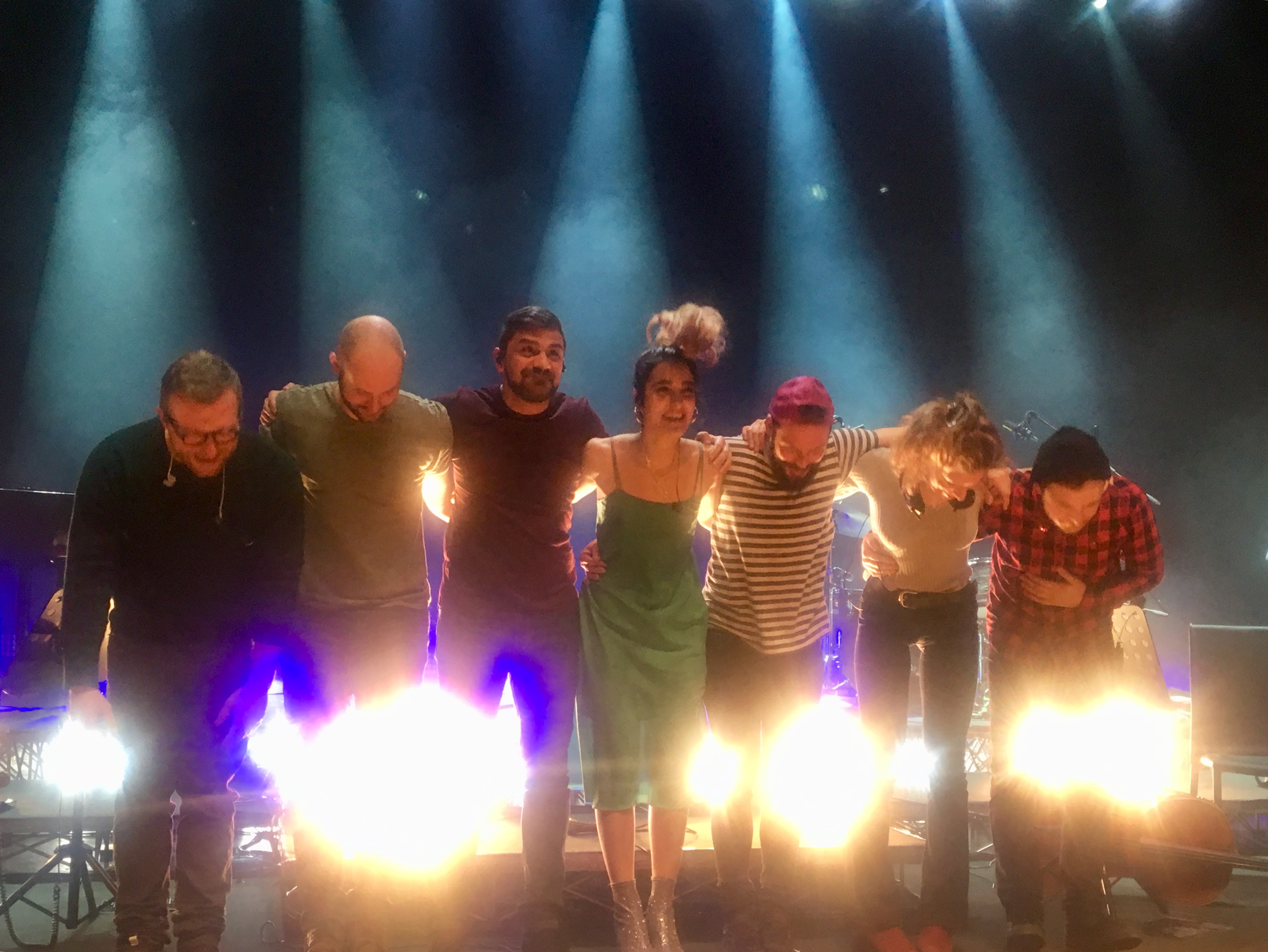 LEVANTE armonizza in teatro il caos delle sue stanze interiori