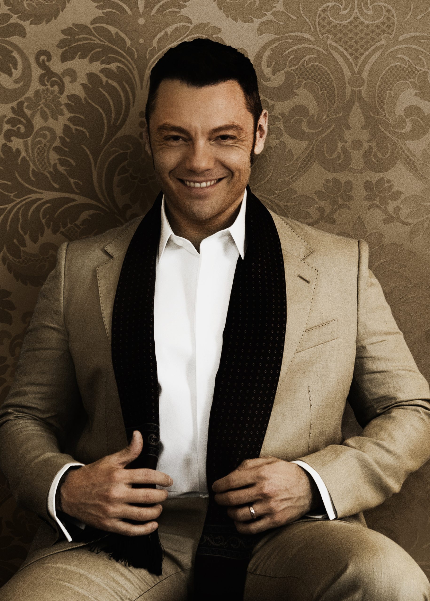 TIZIANO FERRO muore e rinasce con ACCETTO MIRACOLI Recensione e